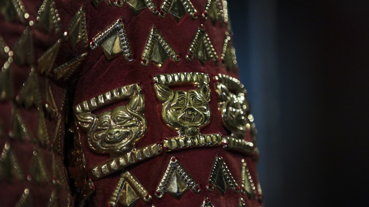 Altın Elbiseli Adam olarak anılan zırhta leopar, pars, kartal koç, geyik, dağ keçisi, at ve kuş motifleri işlenmiş 3 bini aşkın altın üçgen plaka bulunuyor. 