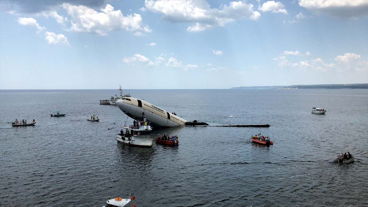 Edirne`de Saros Körfezi`nde batırılan Airbus A330 tipi emekli uçak dalgıçların bölgeye ilgisini artırdı.