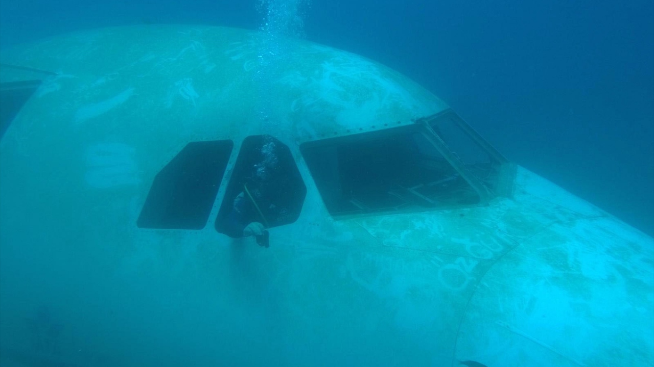 Yapay resif oluşturmak ve turizmi canlandırmak için çeşitli objelerin batırıldığı Saros Körfezine en son yaz başında Airbus A330 tipi uçak batırılmıştı.