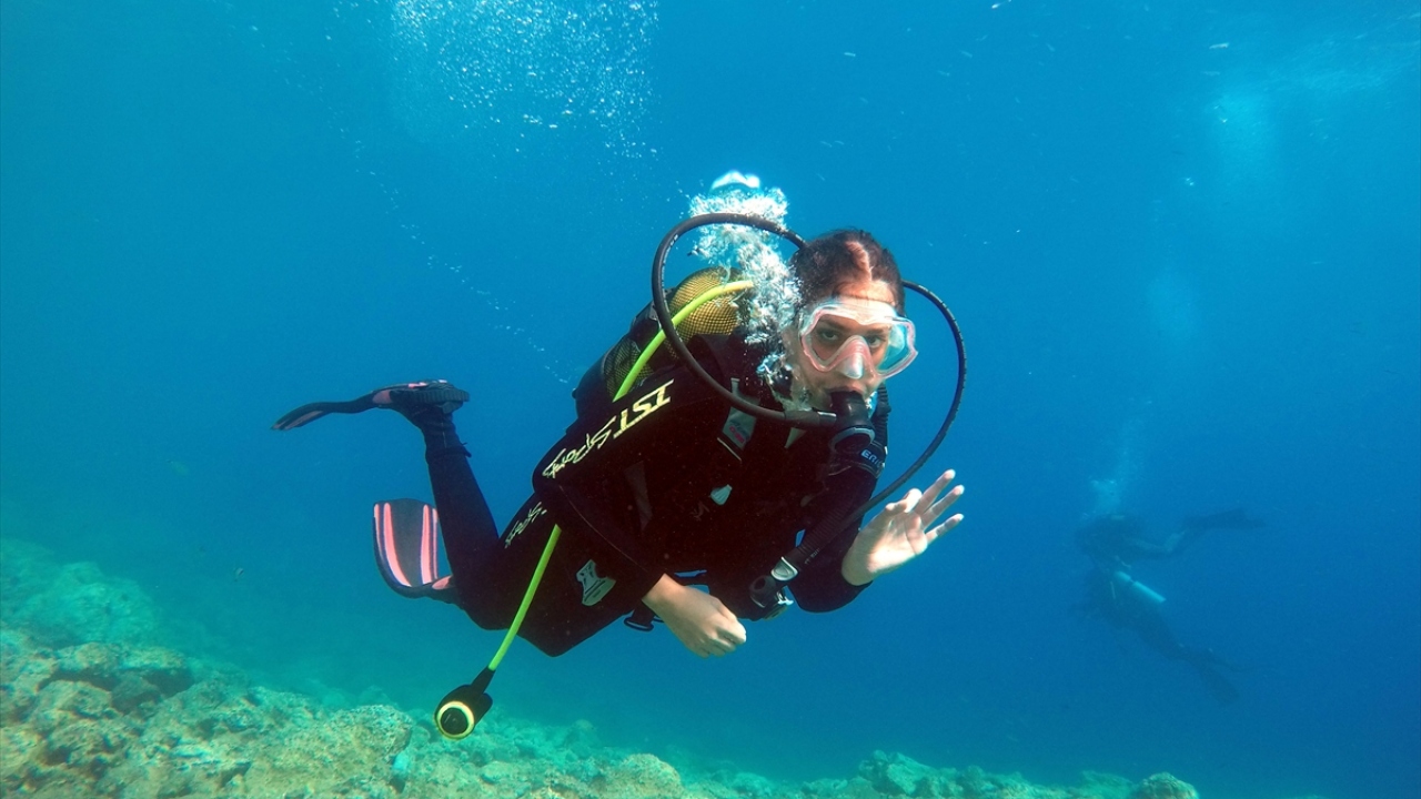 Kendi kendini temizleme özelliği ile net şekilde batıkların görülebildiği körfez, suyun dibini keşfetmek isteyen maceraseverleri çekmeye devam ediyor.