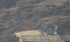 Yangında önce çatıdaki Türk bayrağını kurtardı