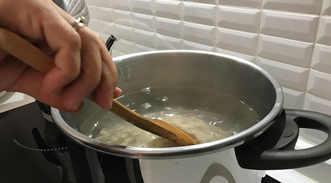 Türkiye`nin önemli tarım merkezlerinden Kayseri’nin İncesu ilçesinde, bağ bozumundan sonra üzümler geleneksel yöntemlerle pekmeze dönüştürülüyor.