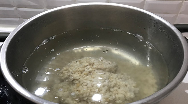 Bu yörede aşurenin başrol oyuncusu olan pekmez, damaklarda unutulmaz tatlar bırakıyor.