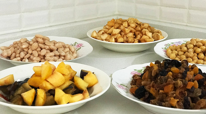 Nişasta kullanılmayan aşurenin içine, İncesu ilçesinin has pekmezi ilave ediliyor. 