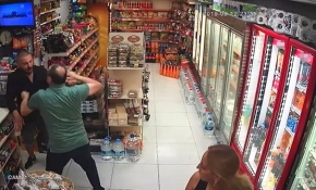 Market sahibi, paraları çalan hırsızı yakalayarak dövdü