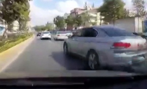 Makas atan otomobiller kazaya neden oldu