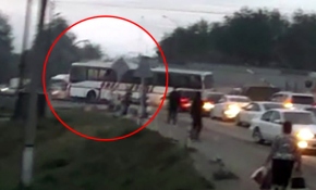 Kazakistan'da tren yolcu otobüsüne çarptı