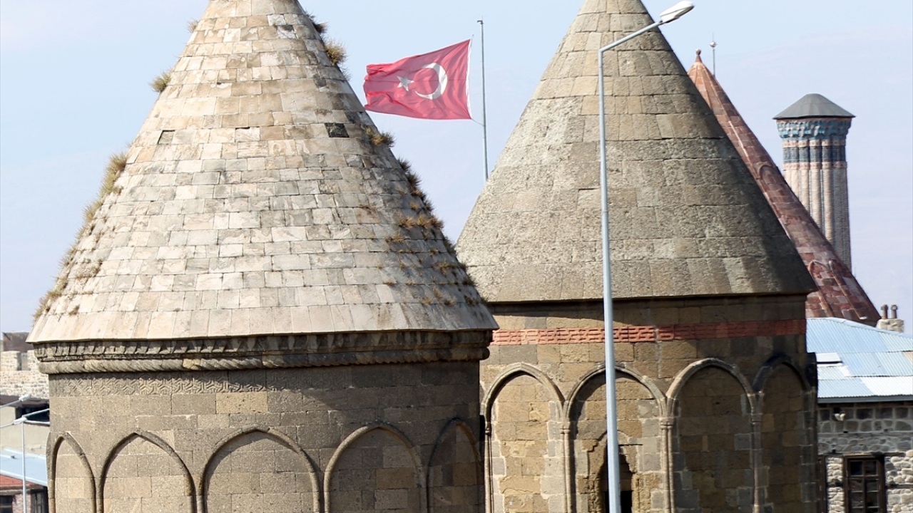 Bölgeler arası ulaşım imkanlarının yanı sıra su kaynakları ve tahıl üretimi için müsait ovalarıyla Anadolu`nun en önemli yerleşim alanlarından Erzurum, önemli tarihi yapılarıyla dikkati çekiyor. 