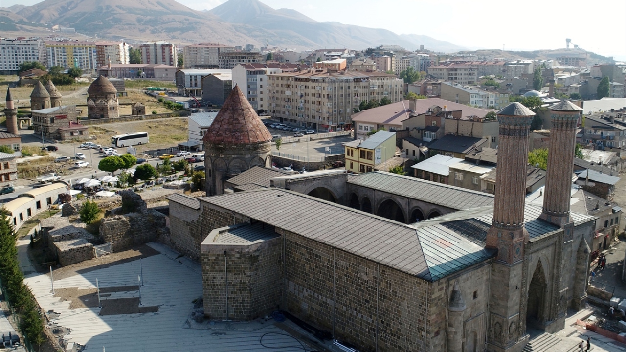 Erzurum`da Saltuklular, Anadolu Selçuklu Devleti, İlhanlılar ve Osmanlı İmparatorluğu dönemlerinde yapılan 20 civarında nadide kümbet ve türbe, Türk tarihinin paha biçilmez hazineleri arasında bulunuyor.