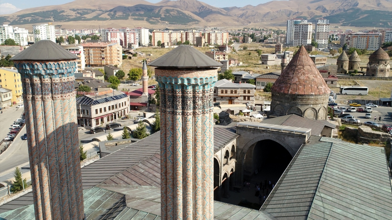 Yapımlarına 13`üncü yüzyılda başlanan bu tarihi yapılar arasında kentin sembollerinden kabul edilen, Yakutiye ilçesindeki Selçuklu eseri Çifte Minareli Medrese ve kümbeti ise Anadolu`nun önemli eserleri arasında yer alıyor. 