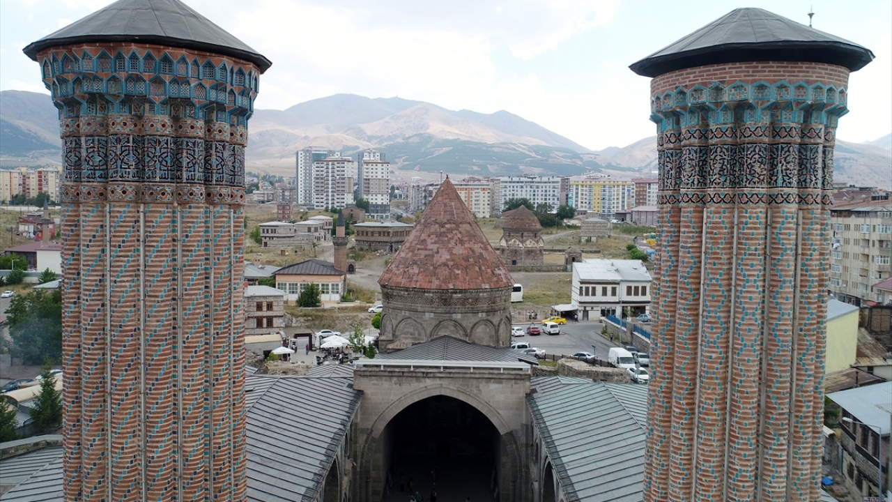 Kentteki tarihi yapılar, her yıl on binlerce yerli ve yabancı turist tarafından ziyaret ediliyor.