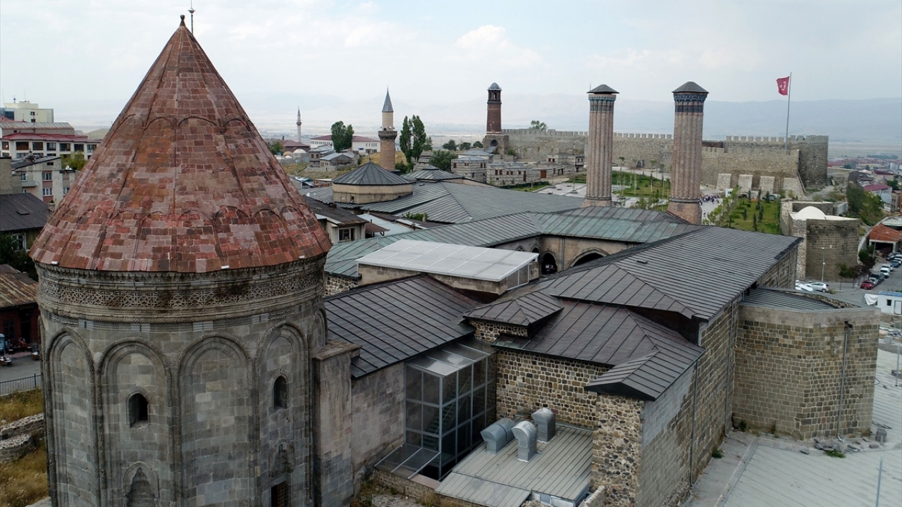 Türk tarihi ve geleneklerinde önemli yer tutan kümbet ve türbeler, misafirlerini adeta geçmişten bugüne uzanan bir yolculuğa çıkarıyor.