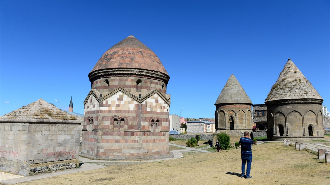 Karanlık ve Gümüşlü kümbet, Rabia Hanım, Cimcime Hatun türbelerinin İlhanlılar döneminde 14`üncü yüzyılda inşa edildiğini bildiren Yurttaş, ardından Osmanlı döneminde türbe mimarisinin ön plana çıktığını dile getirdi.
