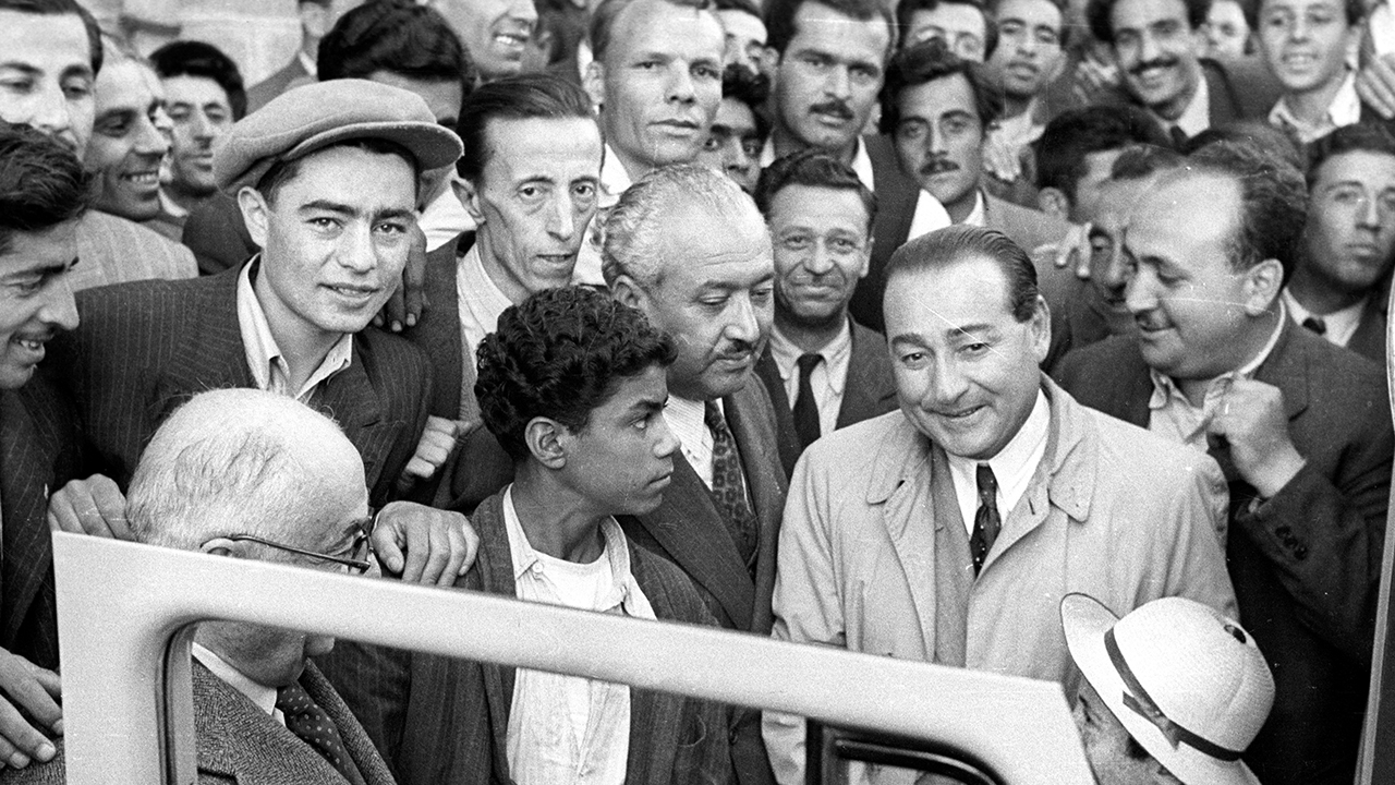 15 Mayıs 1950`de DP Genel Başkanı Celal Bayar (sağda), seçimi kazandıkları anlaşıldıktan sonra Rüzgarlı sokaktaki Ankara İl İdare Kurulu binasına gitti. (Arşiv)