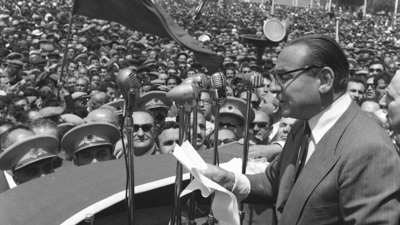 1 Temmuz 1953`de Başbakan Menderes Ege gezisinde halka hitap etti. (Arşiv)