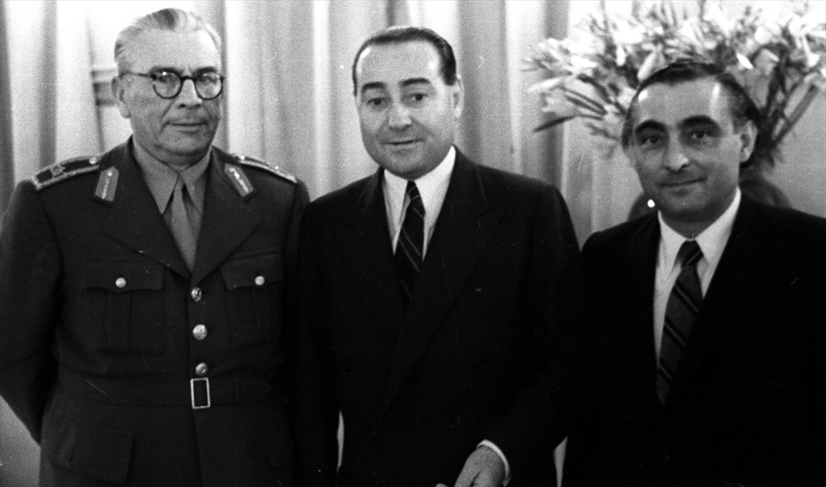 15 Mayıs 1951`de Başbakan Menderes (ortada), Genelkurmay Başkanı Org. Nuri Yamut (solda), Devlet Bakanı ve Başbakan Yardımcısı Samet Ağaoğlu (sağda), bir arada. (Arşiv)