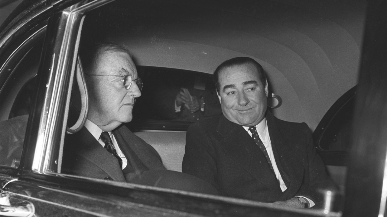 26 Ocak 1958`de, ABD Dışişleri Bakanı John Foster Dulles (solda), Ankara ziyaretinde Başbakan Adnan Menderes (sağda), tarafından karşılandı. (Arşiv)