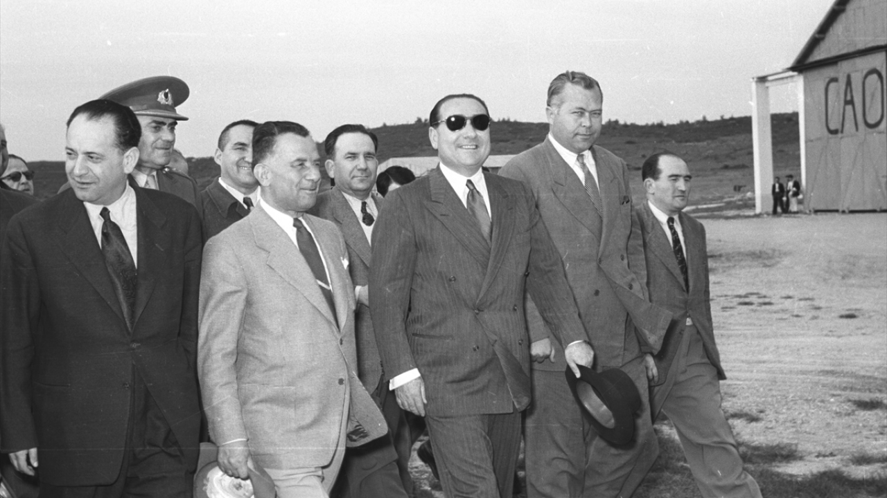 1 Ocak 1951`de Başbakan Menderes (sağ 3), yurt gezisi dönüşünde havaalanında. (Arşiv)
