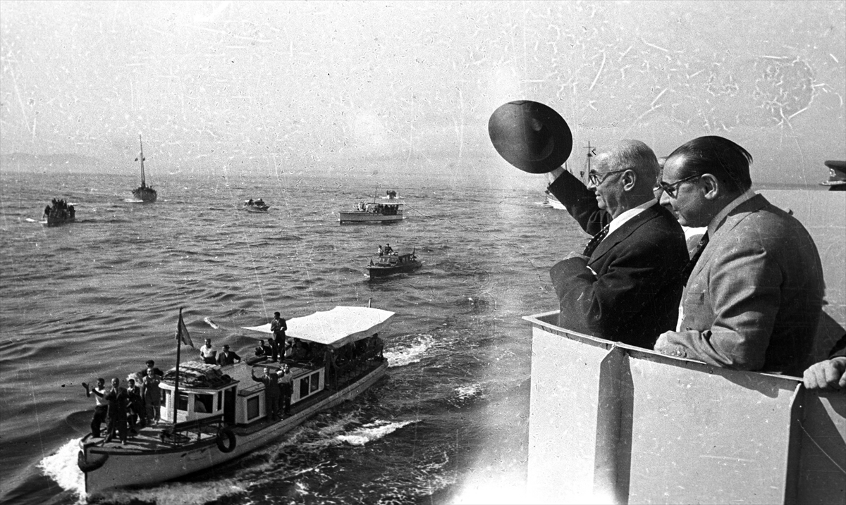 15 Temmuz 1950`de Cumhurbaşkanı Celal Bayar (sağ 2), Başbakan Menderes (sağda), Gaziantep Muhribi ile İzmir`den İstanbul`a geldiler. (Arşiv)