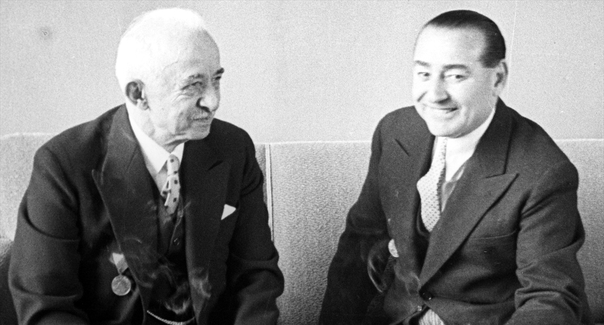 19 Mayıs 1951`de Başbakan Menderes (sağda), CHP Genel Başkanı İsmet İnönü (solda) ile 19 Mayıs Gençlik ve Spor Bayramı töreni öncesi sohbet etti.(Arşiv)