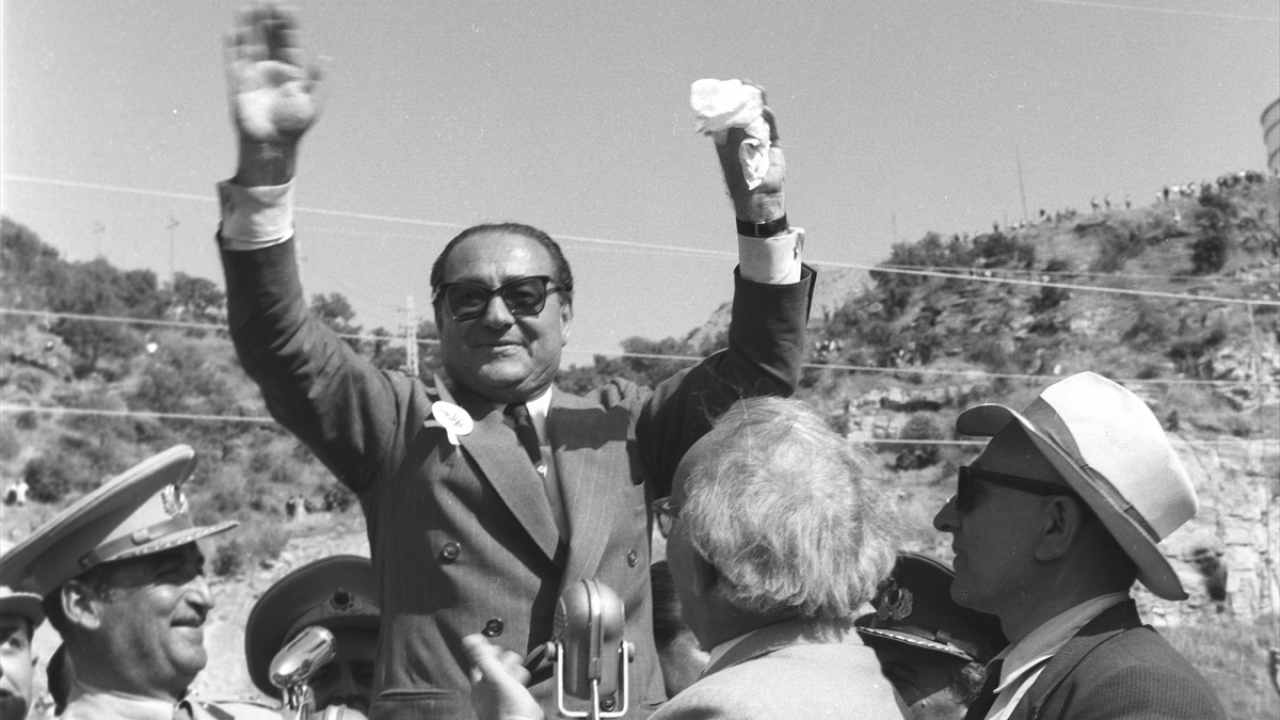 1 Temmuz 1953`de Başbakan Menderes (ortada), Ege gezisinde. (Arşiv)