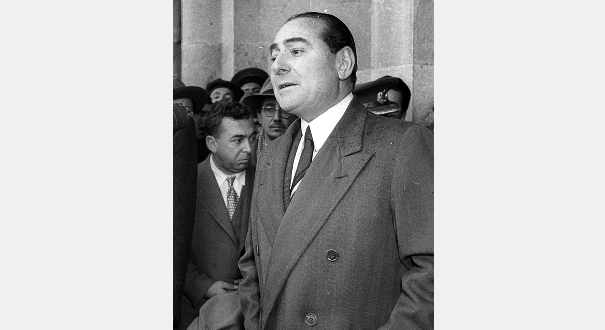 7 Ocak 1956`da Başbakan Menderes, Konya Vilayet Konağı önünde halka hitap etti. (Arşiv)