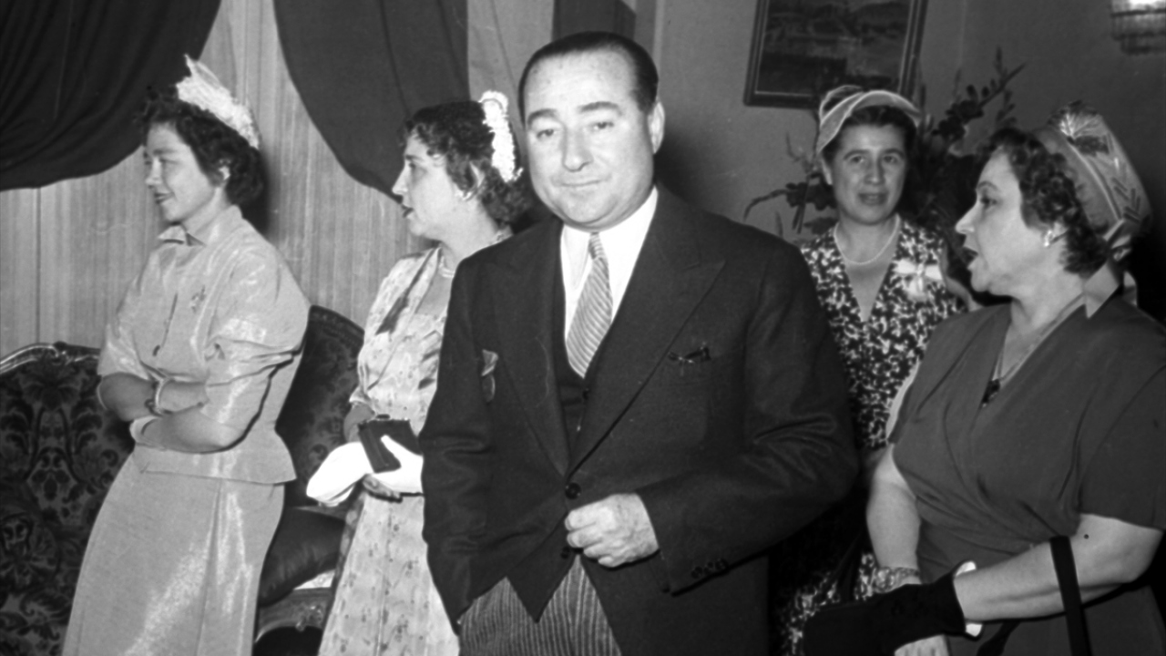 6 Haziran 1953`de Başbakan Menderes (ortada), Ankara Palas`ta yabancı konuk onuruna yemek verdi. (Arşiv)