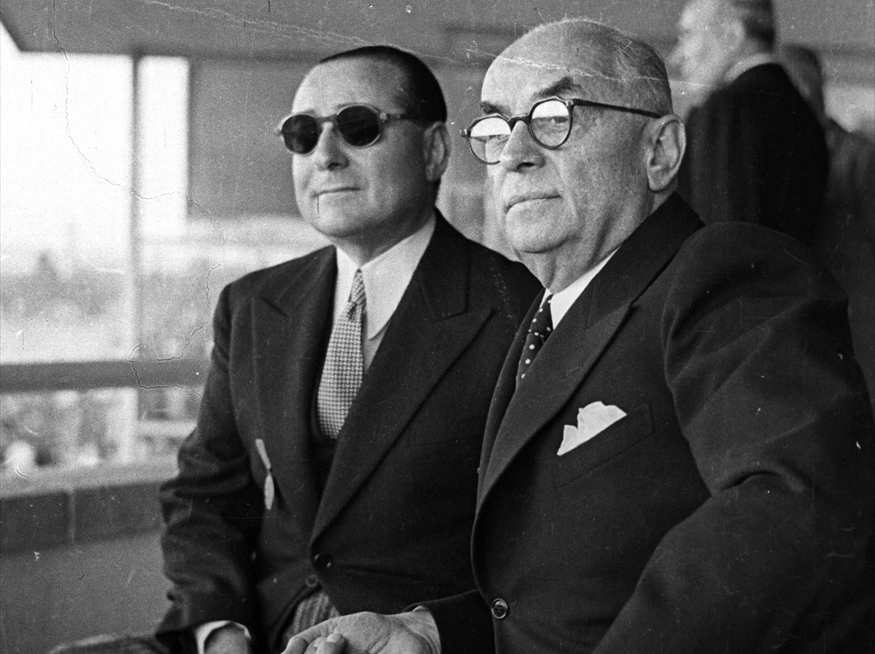 11 Haziran 1951`de Cumhurbaşkanı Celal Bayar (sağda), Gazi Koşusunu Başbakan Adnan Menderes (solda) ile birlikte izledi. (Arşiv)