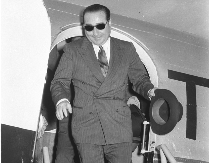 1 Ocak 1951`de Başbakan Menderes, yurt gezisinden dönüşte havaalanında. (Arşiv)