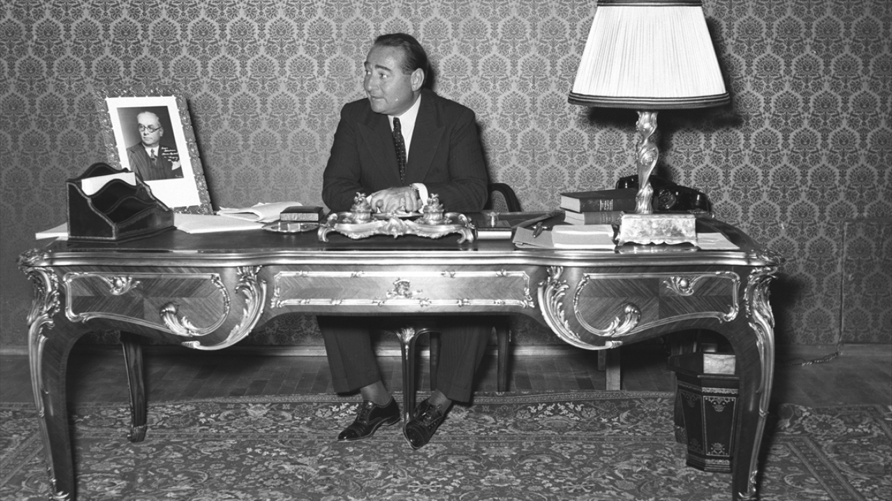 1 Ocak 1951`de Başbakan Menderes, makamında. (Arşiv)