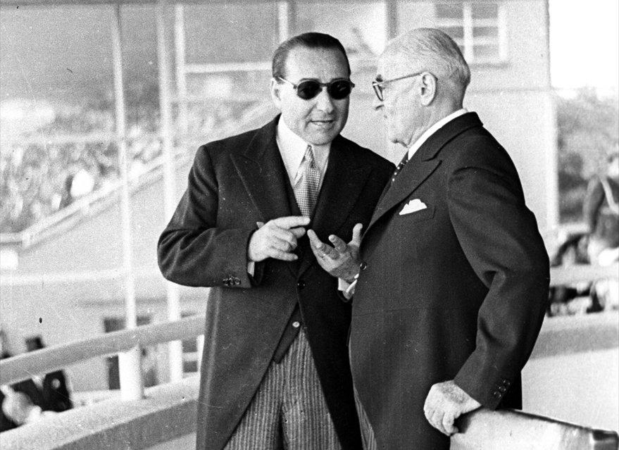 11 Haziran 1951`de Cumhurbaşkanı Celal Bayar (sağda), Gazi Koşusunu Başbakan Adnan Menderes (solda) ile birlikte izledi. (Arşiv)