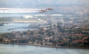 Türk Yıldızları İstanbul Boğazı'nda parladı
