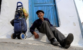 Hayvanları aç kalmasın diye her gün semt pazarına gidiyor