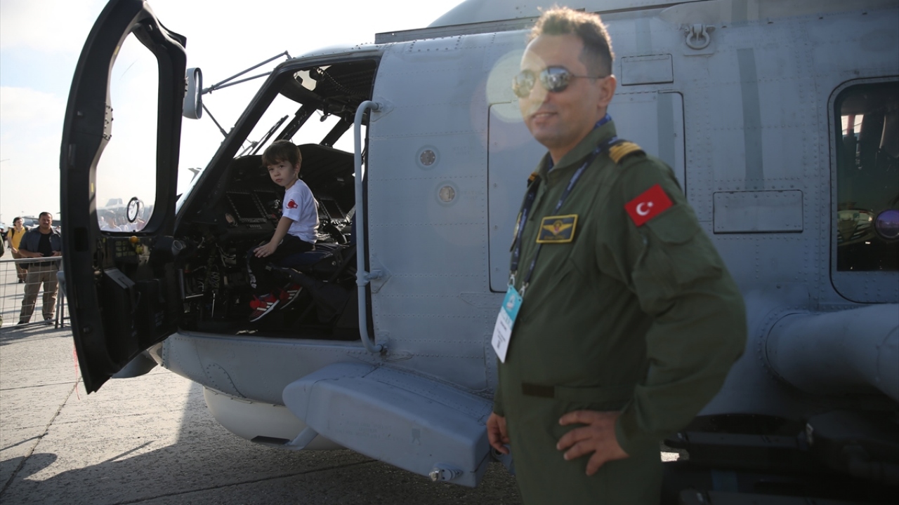 Festivale gelen çocuklar, helikoptere binme şansı elde etti.