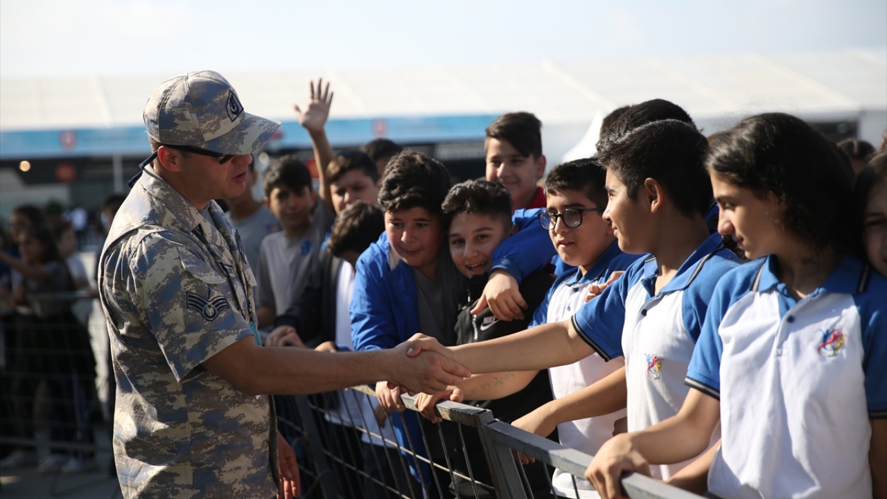 Öğrenciler stantları gezerek yetkililerden bilgi aldı.