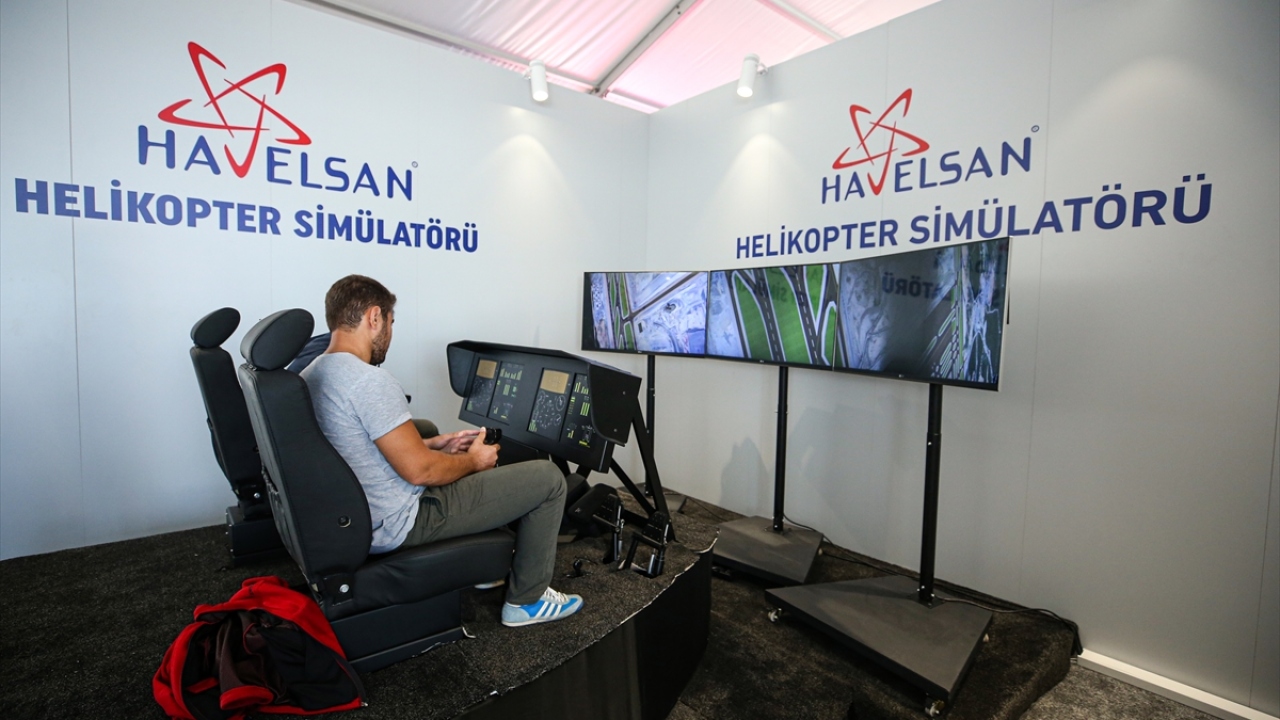 TEKNOFEST İstanbul`a gelen katılımcılar, Havelsan standında helikopter simülasyonu deneyimi yaşadı.