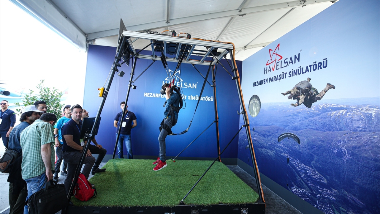 TEKNOFEST İstanbul`a gelen katılımcılar, Havelsan standında paraşüt simülasyonu deneyimi yaşadı.