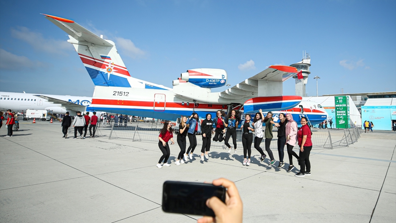 TEKNOFEST İstanbul`da sergilenen Rus yangın söndürme uçağı Be-200`e katılımcılar ilgi gösterdi.