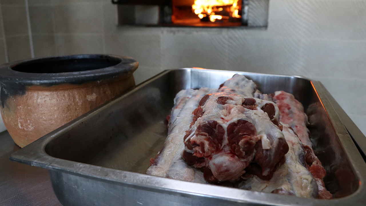 Yörede "Dananın kuyruğunu koparan" lezzet olarak bilinen ve fırınlarda güvece koyularak yaklaşık 15 saat pişirilmeye bırakılan pöçü yiyenler, unutamadıkları yemeği yeniden tatmak için Kayseri`ye geliyor.
