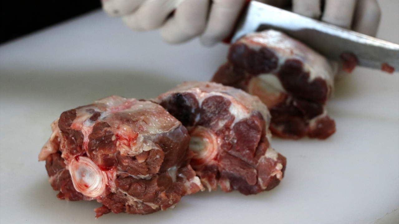 Yörede "Dananın kuyruğunu koparan" lezzet olarak bilinen ve fırınlarda güvece koyularak yaklaşık 15 saat pişirilmeye bırakılan pöçü yiyenler, unutamadıkları yemeği yeniden tatmak için Kayseri`ye geliyor.