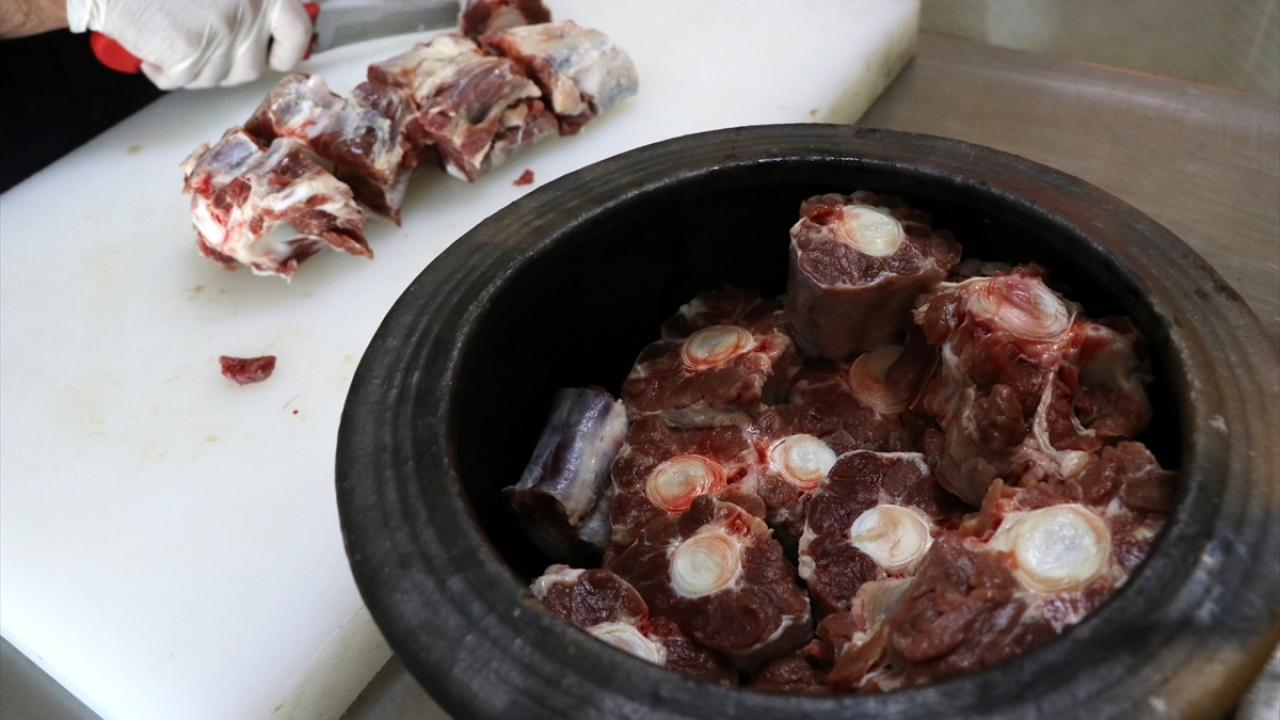 Özellikle soğuk kış günlerinde tercih edilen pöç, kışın Erciyes Dağı`na kayak için gelen yerli ve yabancı turistlerden yoğun ilgi görüyor.