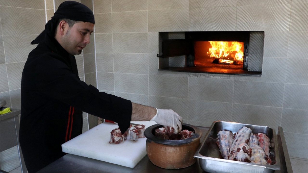 Erciyes Dağı Tekir Yaylası`nda pöç satılan işletmenin sahibi Ahmet Sadık Yelkanat, pöçün erkek dananın kuyruğundan yapıldığını söyledi.