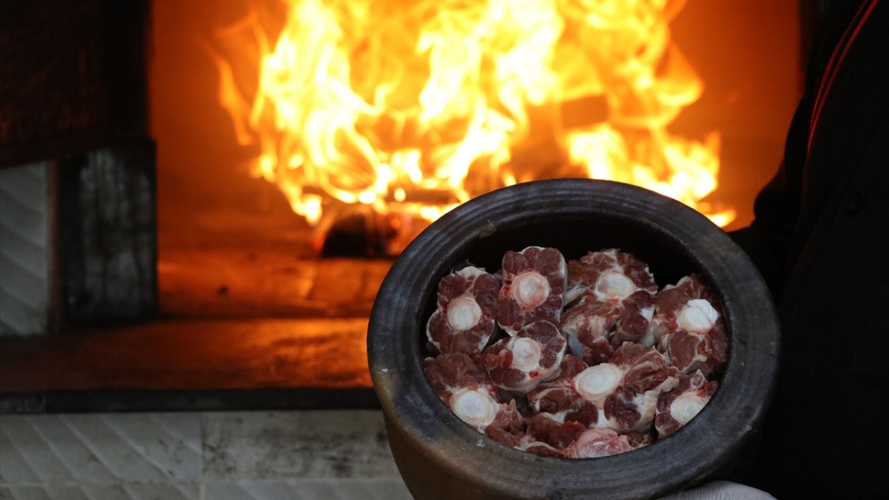 Yelkanat, pöçün iç pilavıyla sunulduğunu, kendi et suyunun da üzerine dökülerek lezzetin artırıldığını ifade etti.