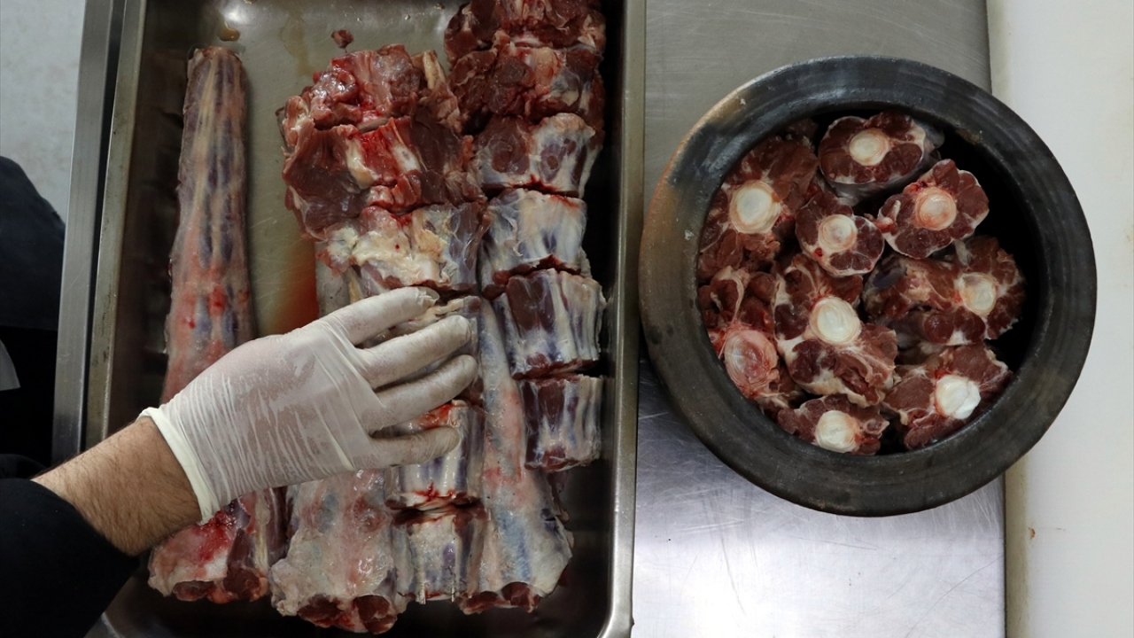 Pöç yiyenlerin Kayseri`ye her geldiğinde bu lezzeti yeniden tattığını anlatan Yelkanat, yemeğin yerli ve yabancı turistlerden yoğun ilgi gördüğünü sözlerine ekledi.