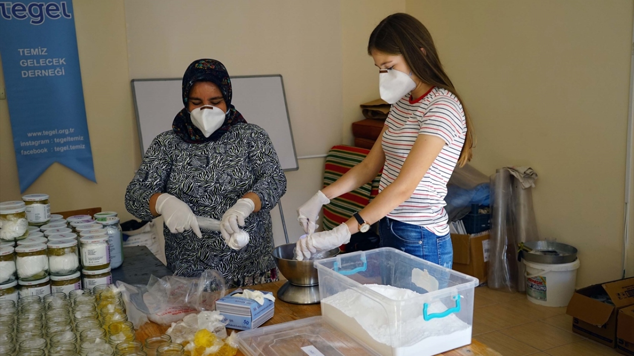 TEGEL`in hazırladığı projede görev alan Ayten Deniz, hem sağlıklı olması hem de doğayı kirletmemesi bakımından önemli olan malzemelerle kadınların aile bütçesine katkı sağlamasının da amaçlandığını ifade etti.