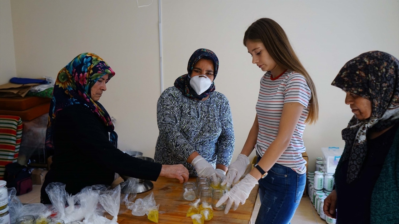 Projeye katılan Nusratlı sakinlerinden Saliha Köse de çevreye zarar vermeyen temizlik ürünleri elde ettiklerini dile getirdi. Gülşen Karabulut da köy derneği bünyesinde erişte, zeytin, zeytinyağı gibi ürünleri yaparken bu projeye başladıklarını belirtti.