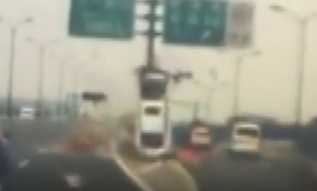 Refüje çarpan otomobil dik durdu