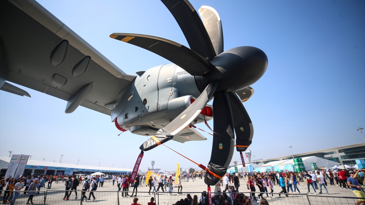 Etkinlik alanında A400M stratejik ulaştırma uçağı da yer aldı.