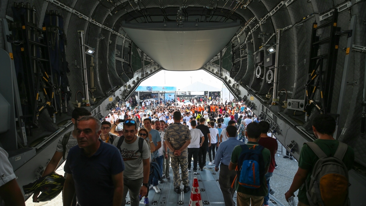 Etkinlik alanında A400M stratejik ulaştırma uçağı da yer alırken katılımcılar uçağa ilgi gösterdi.