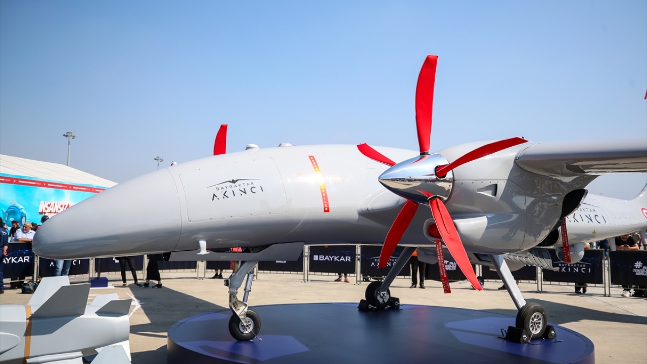  Bayraktar Akıncı Taarruzi İnsansız Hava Aracı (TİHA) görücüye çıktı.